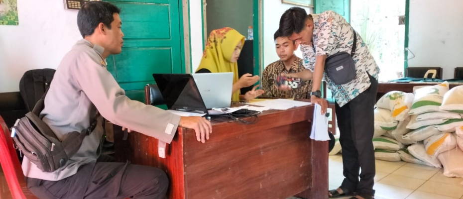 Diawasi Bhabinkamtibmas, Bantuan Beras Cadangan Pangan Pemerintah Dibagikan