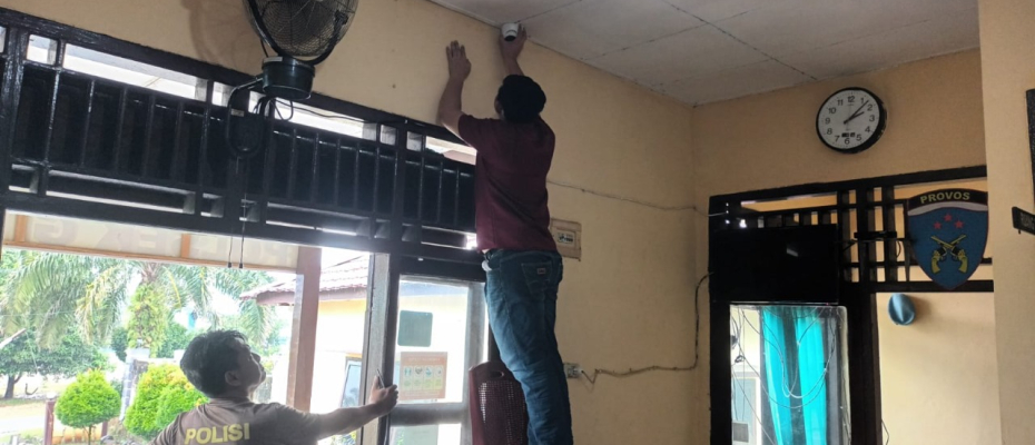 Modernisasi System Keamanan, Polsek Giri Mulya Lakukan Pemasangan CCTV