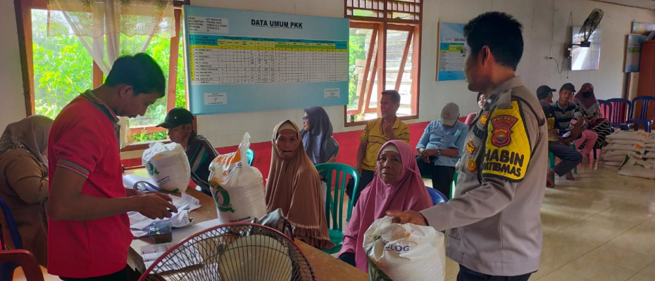 Bhabinkamtibmas Polsek Ketahun Memantau Langsung Kegiatan Pembagian Beras Bulog