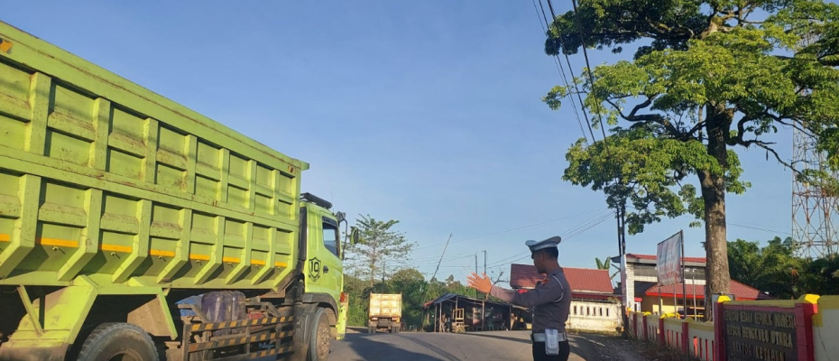 Ciptakan Kenyamanan Masyarakat Dalam Berkendara Polsek Ketahun Laksanakan Morning Traffic Control