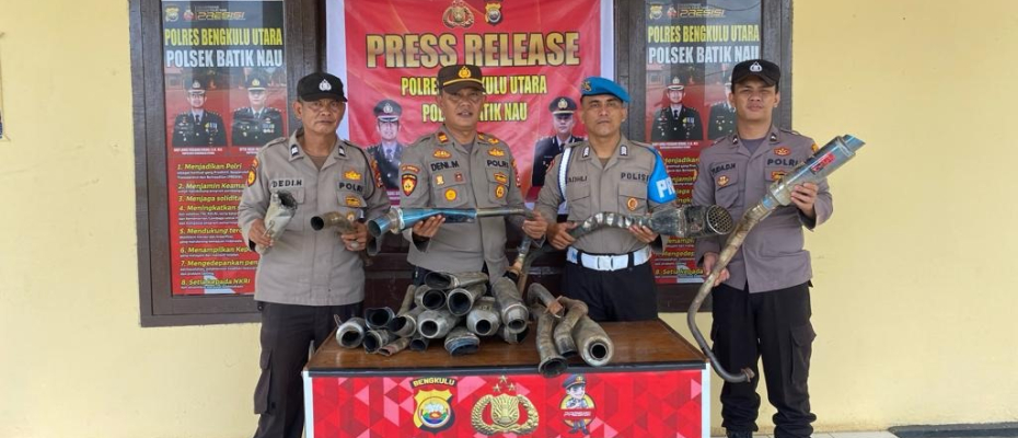 Gelar Press Release, Polsek Batik Nau Berhasil Sita Puluhan Knalpot Brong