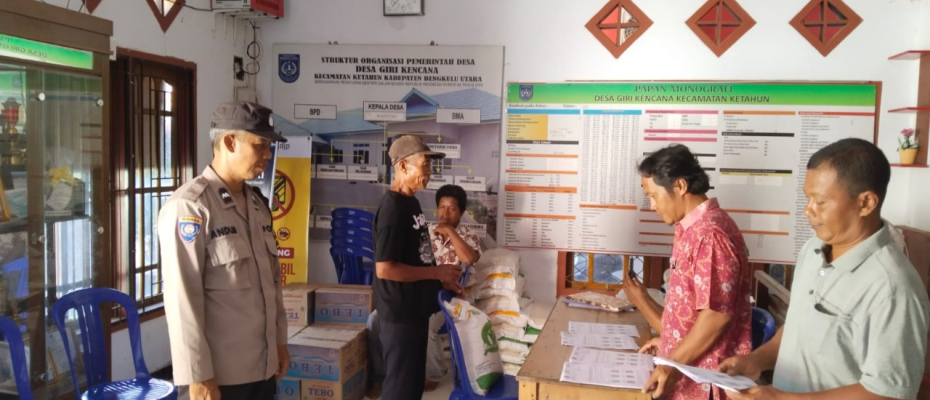 Polisi Pantau Langsung Kegiatan Pembagian Beras Bulog di Desa Giri Kencana