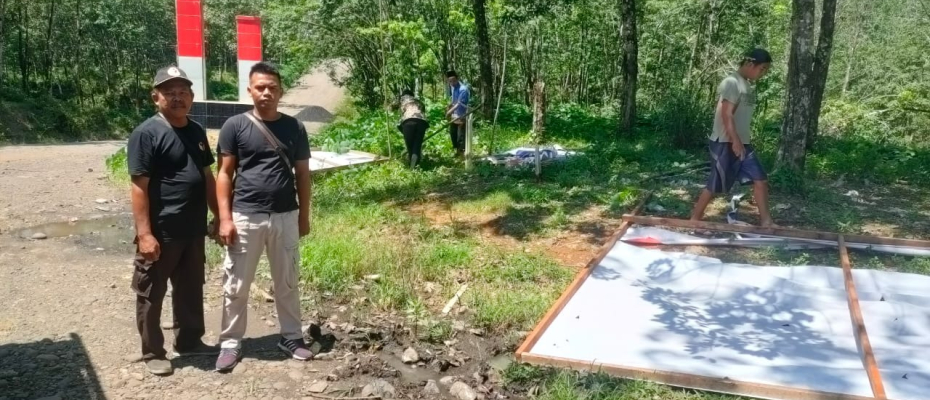 Penertiban Alat Peraga Kampanye di Desa Air Sebayur Berlangsung Aman dan Lancar