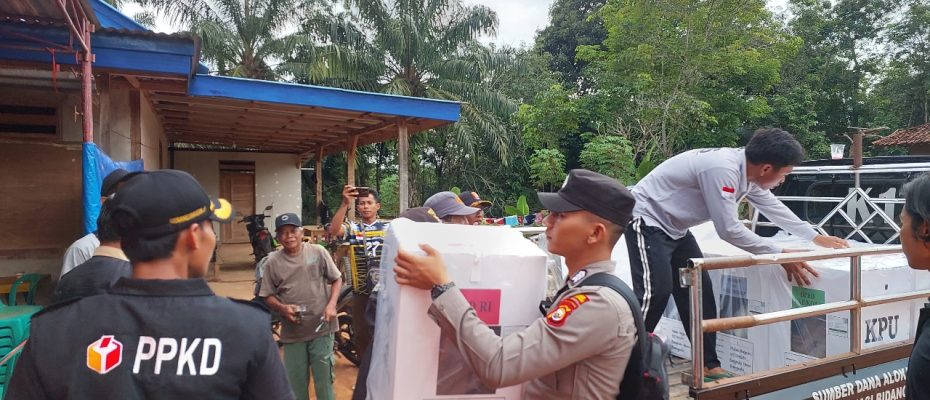 Polisi Lakukan Pengawalan dan Pengamanan Logistik Pemilu 2024 di Desa Melati Harjo