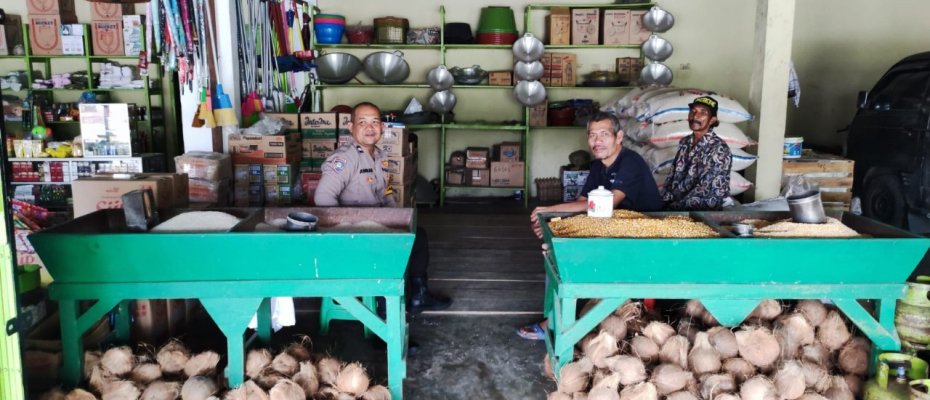 Bhabinkamtibmas Polsek Bengko Cek Harga dan Ketersediaan Bahan Pokok Sembako Serta Sampaikan Imbauan Kamtibmas 