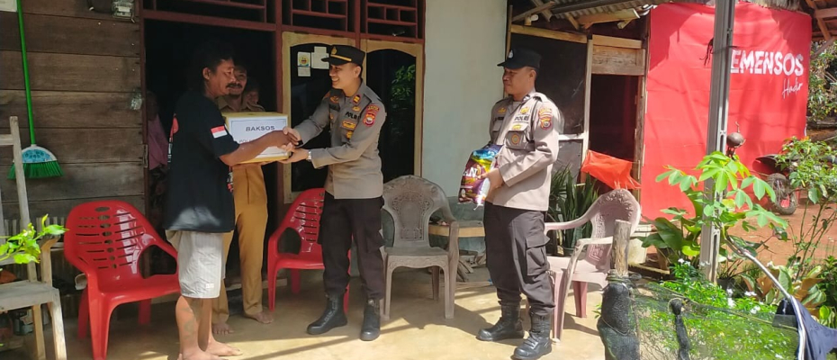 Kapolsek Ketahun Laksanakan Bhakti Sosial di Rumah Warga Korban Kebakaran