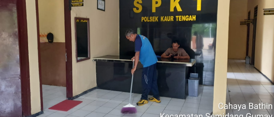 Kebersihan Mako, Polsek Kaur Tengah Bersihkan Sekitran Runagan Ciptak Suasan Bersih dan Nyaman 