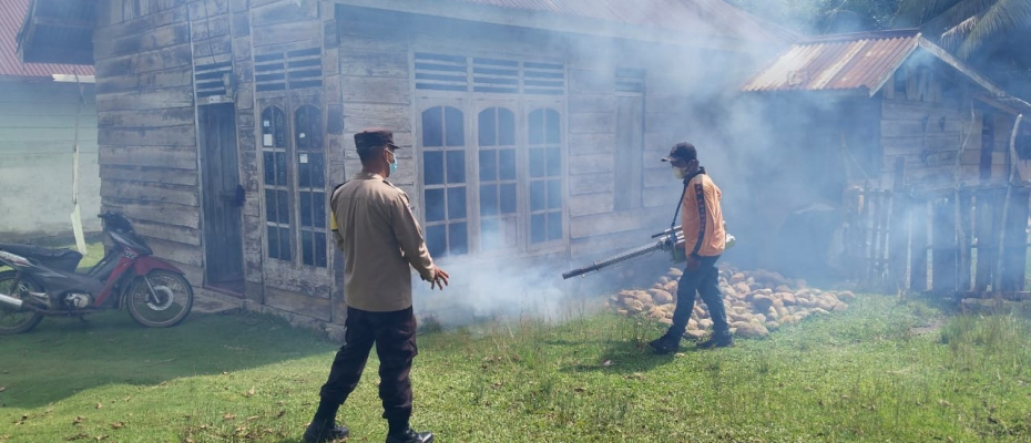 Bhabinkamtibmas Monitoring Pelaksanaan Fogging Desa Urai