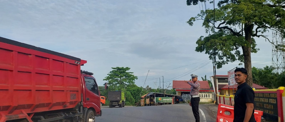 Morning Traffic Control Polsek Ketahun Beri Kelancaran Di Jalan Raya