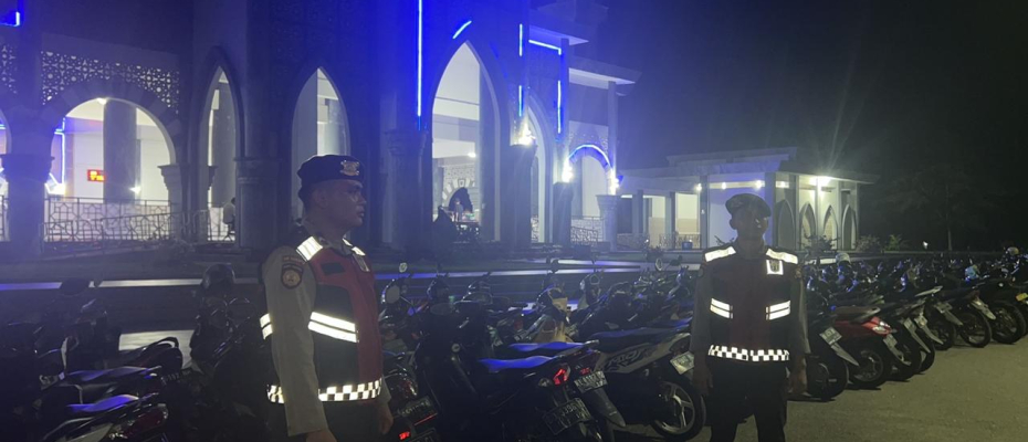 Berikan Pelayanan, Sat Samapta Polres Mukomuko Atur Arus Lalin dan Pengamanan Shalat Tarawih 