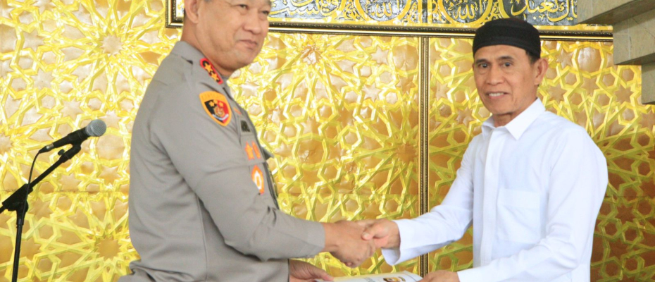 Kapolda Bengkulu Berikan Sumbangan Untuk Masjid Agung Baitul Makmur di Curup