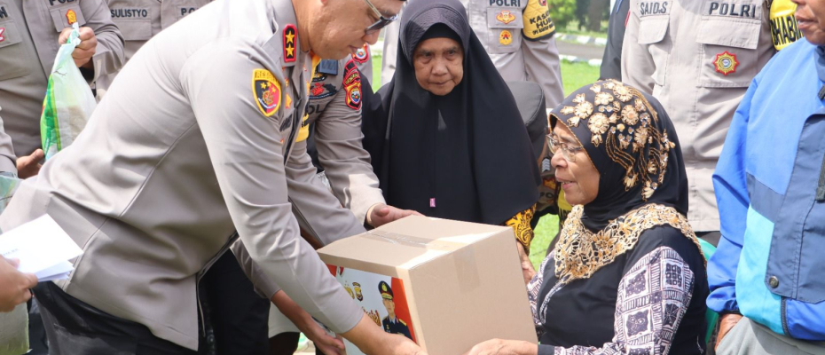 Kapolda Bengkulu Bagikan Bansos di Kepahiang, Warga Ramai-Ramai Ucapkan Terima Kasih