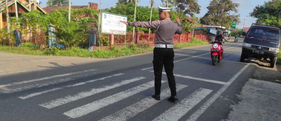Beri Kelancaran Di Jalan Raya Masyarakat, Polsek Ketahun Gelar Morning Traffic Control 