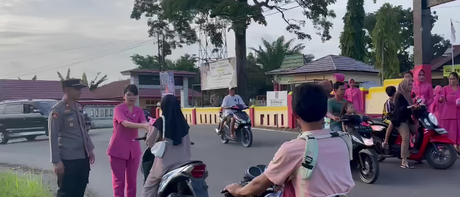 Berbagi Kebahagiaan Jelang Berbuka Puasa,  Polsek Ketahun Bagi-Bagi Takjil