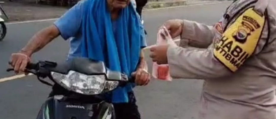 Polri Berbagi, Bhabinkamtibmas Polsek Curup Berbagi Takjil Bulan Ramadhan