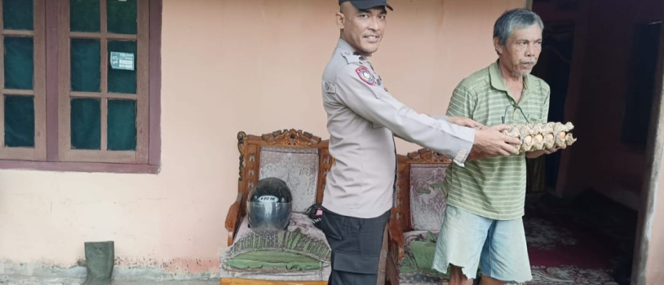 Petani Asal Desa Padang Petron Terima Bantuan Semabako Dari Polsek Kaur Selatan 