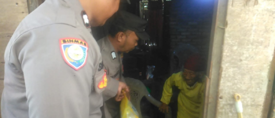 Lansia 79 Tahun Desa Padang Petron, Terima Bantuan Sembako dari Polsek Kaur Tengah 