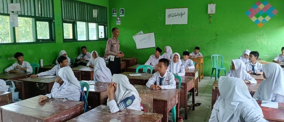 Sambangi SMPN 16 Kaur, Polres Kaur Sosialisasi Tertib Beralalu Lintas 