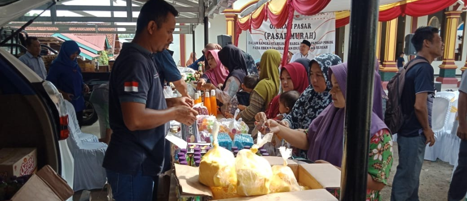 Polsek Mukomuko Selatan Monitoring dan Laksankan Pengamanan Giat Pasar Murah 