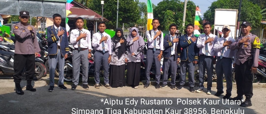 Sambangi SMAN 4 Kaur, Bhabinkamtibmas Polsek Kaur Utara Sosialisasi Tata Tertib Berkendara