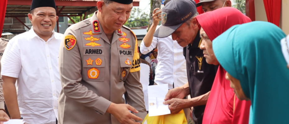 Kapolda Bengkulu Bagikan Bansos Kepada Warga Kurang Mampu di Seluma 