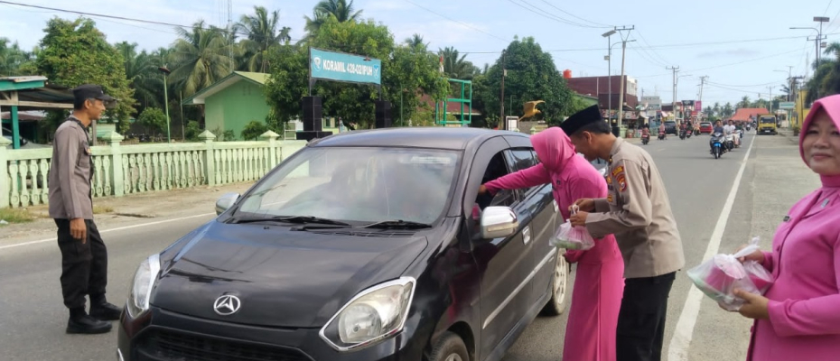Bulan Suci Ramadhan, Polsek Mukomuko Selatan Bersama Bhayangkari Bagi-Bagi Takjil Kepada Warga 