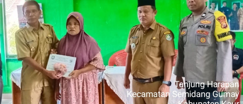 Bhabinkamtibmas Hadiri Pembagian BLT DD di Desa Tanjung Harapan 
