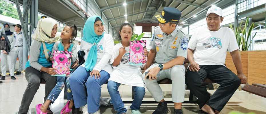 Jasa Raharja Berangkatkan Disabilitas Peserta Mudik Gratis Moda Kereta Api dari Stasiun Senen