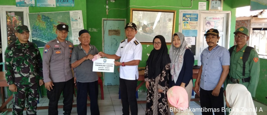 Hadiri Penyaluran BLT DD Tahap 1 Tahun 2024 Desa Tanjung Barum, Bhabinkamtibmas Polsek Maje Sampaikan Imbauan 