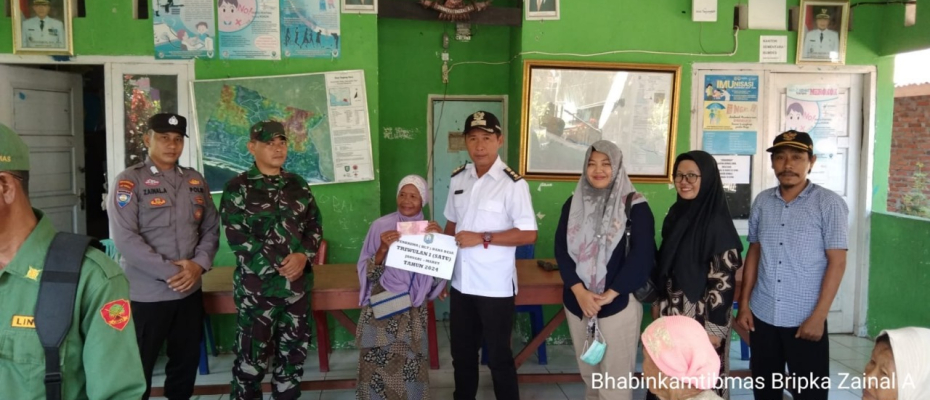 Bhabinkamtibmas Polsek Kaur Utara Awasi Pembagian BLT DD Desa Bandu Agung 
