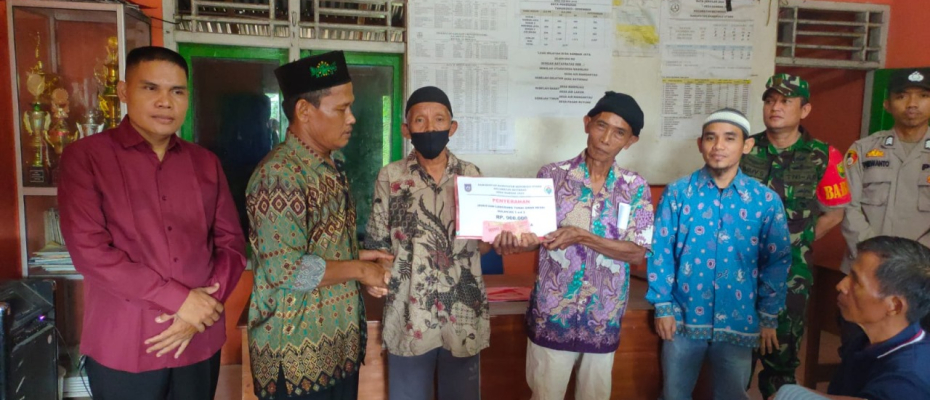 Personel Polsek Batiknau Hadiri Pembagian BLT DD di Kantor Desa Samban Jaya