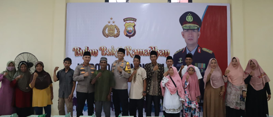 Kapolda Bengkulu Bagikan 100 Paket Sembako kepada Masyarakat Mukomuko 