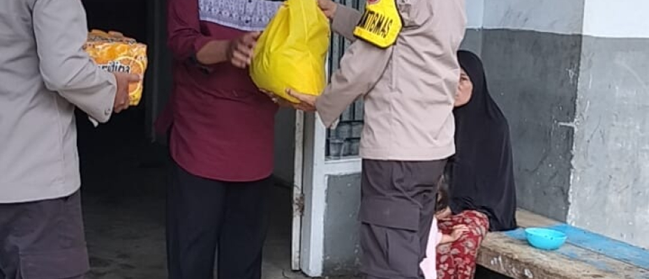 Polsek Curup Bagikan Bingkisan Lebaran Kepada Kaum Dhuafa
