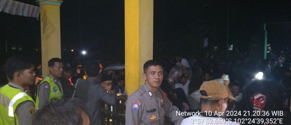 Personel Polsek Sukaraja Berikan Pengamanan Kesenian Tradisional Sekujang 