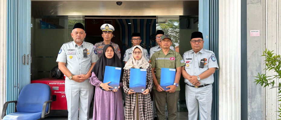 Jasa Raharja Serahkan Santunan Korban Kecelakaan di KM 370 A Tol Batang - Semarang
