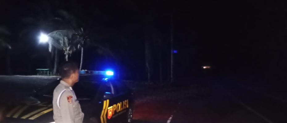 Jaga Harkamtibmas Malam Hari, Jajaran Polsek Batiknau Gelar Patroli Blue Light 