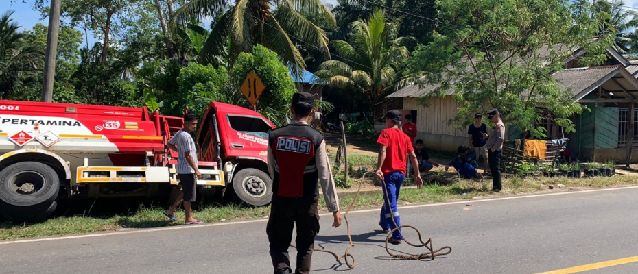 Quick Respon, Polsek Batiknau Datangi TKP Laka Lantas Tangki Minyak 