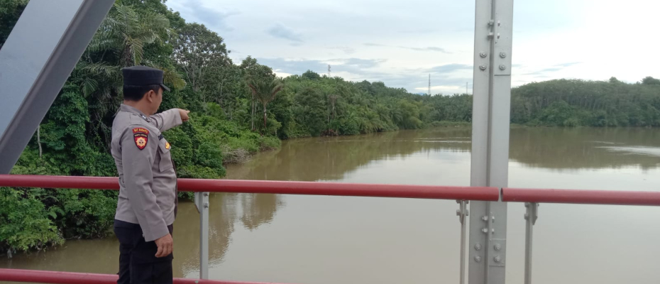 Antisipasi Banjir, Personil Polsek Ketahun Cek Debit Air Sungai
