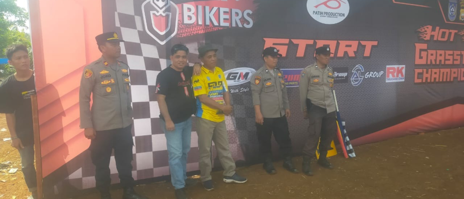 Personel Polsek Air Besi Berhasil Amankan Open Grasstrack Championship 2024 di Desa Tanjung Karet