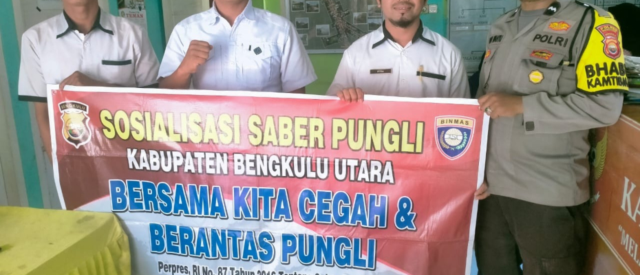 Bhabinkamtibmas Polsek Air Besi Sosialisasikan Saber Pungli di Kantor Desa Pasar Tebat