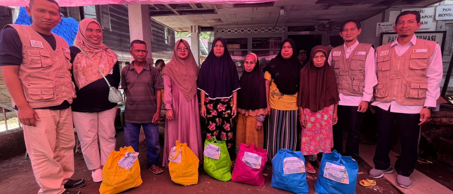 PLN Peduli Serahkan 100 Paket Sembako untuk Korban Banjir di Kabupaten Lebong