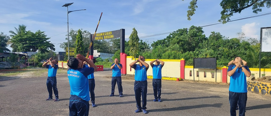 Jaga Kesahatan dan Kebugaran Anggota Waka Polsek Ketahun Pimpin Olahraga Bersama
