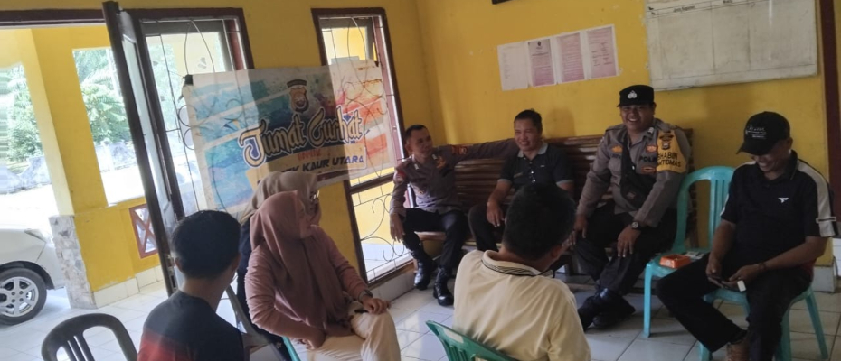 Jumat Curhat, Bhabinkamtibmas Polsek Kaur Utara Dengarkan Keluhan Warga Desa Gunung Kaya 