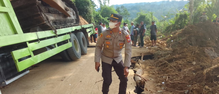 Truk Tronton Terjebak Berhasil Dievakuasi, Polisi Pasang Police Line, Jalan Ditutup Total