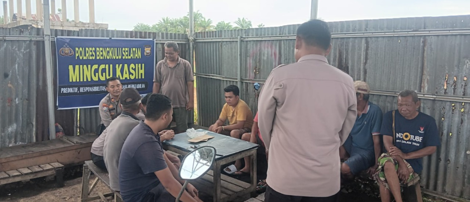 Minggu Kasih, Kapolres Bersama Kasat Binmas Dengarkan Aspirasi Warga Desa Tebat Kubu   