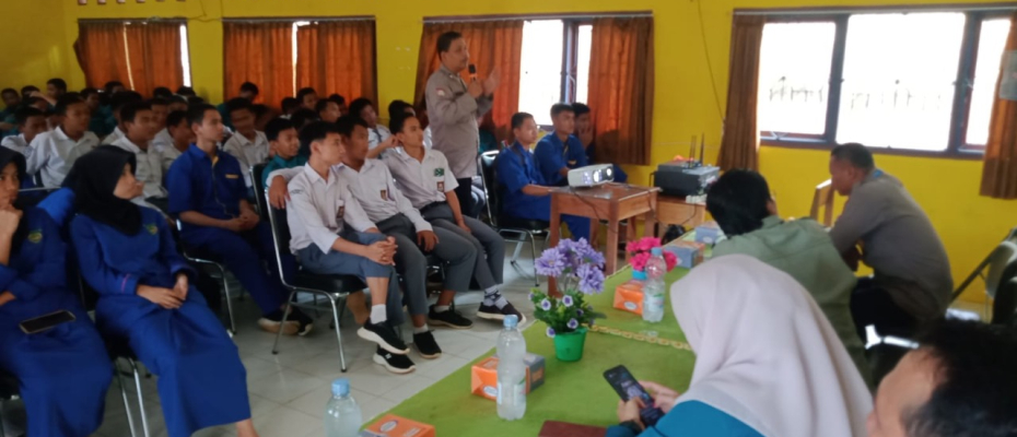 Sat Binmas Polres Seluma Berikan Penyuluhan Kenakalan Remaja di SMKN 1 Seluma