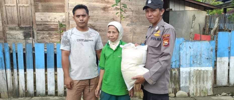 Berbagai kepada Warga Kurang Mampu, Polres Kaur dan Polsek Jajaran Bagikan Sembako 