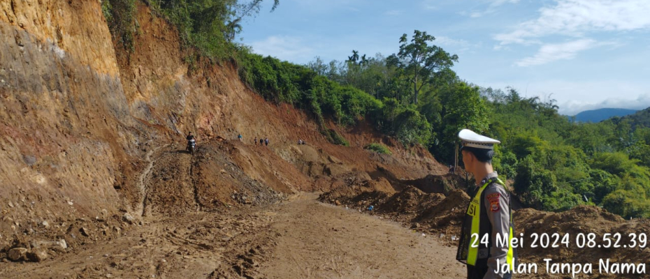 Jalan Ditutup Sementara, Personel Satlantas Lakukan Pengamanan