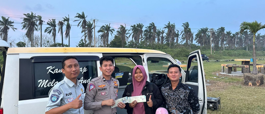 Jasa Raharja dan Samsat Mukomuko Melakukan Pelayanan “Samsat Senjo” di Pantai Abrasi