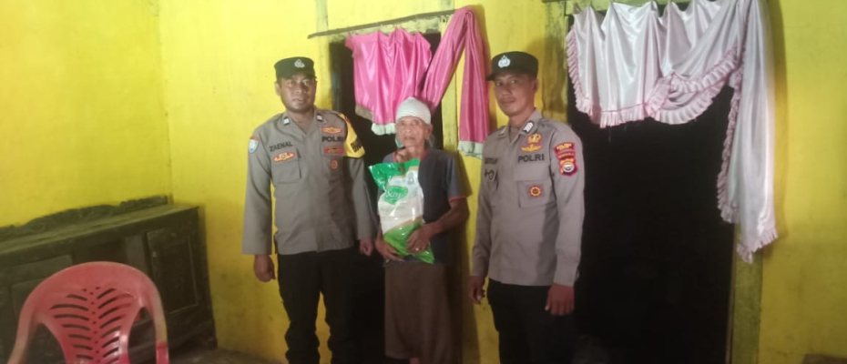 Berbagi Kepada Warga Kurang Mampu, Bhabinkamtibmas Serahkan Sembako kepada Warga Desa Tebing Rambutan 